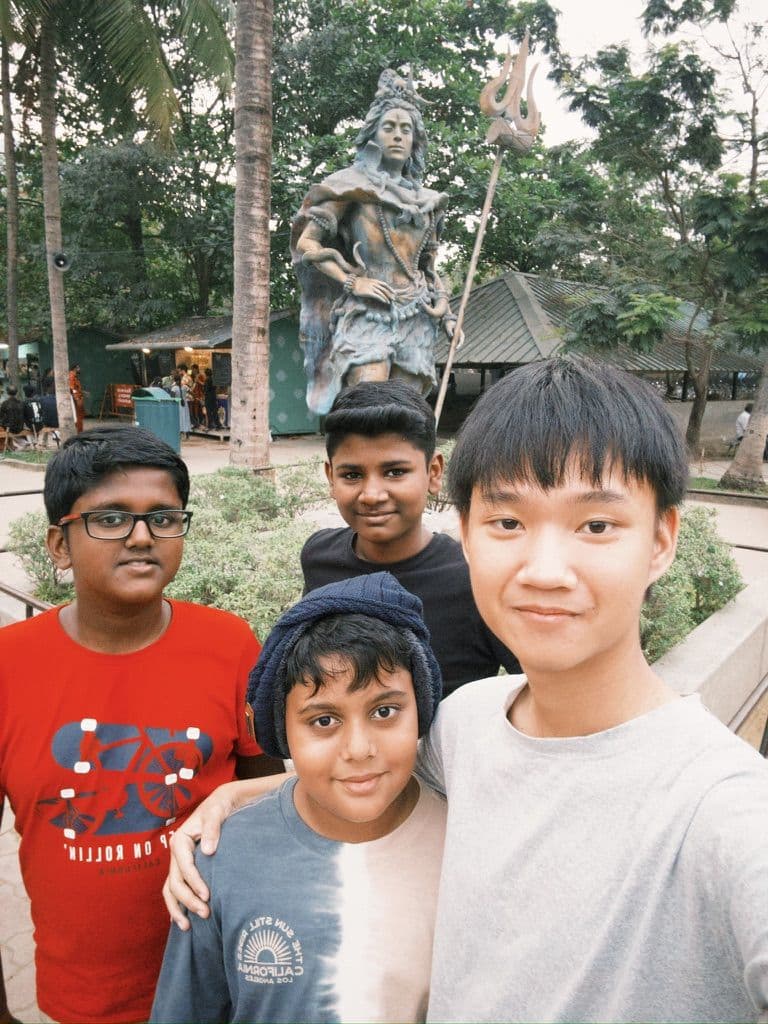 ผู้คนเดินทางมาร่วมกิจกรรมที่ Isha Yoga Center