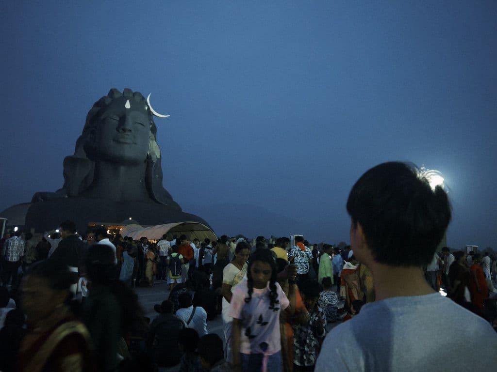 แสงไฟในช่วงการแสดงยามค่ำคืนที่ Adiyogi