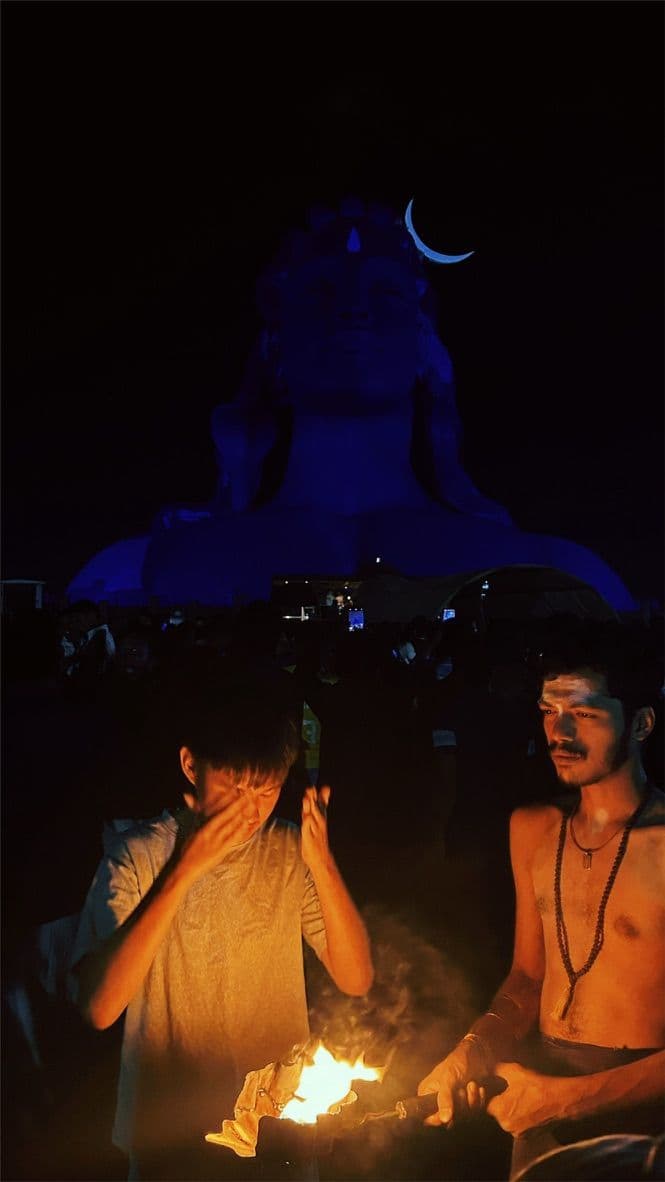บรรยากาศยามค่ำคืนที่ Isha Yoga Center